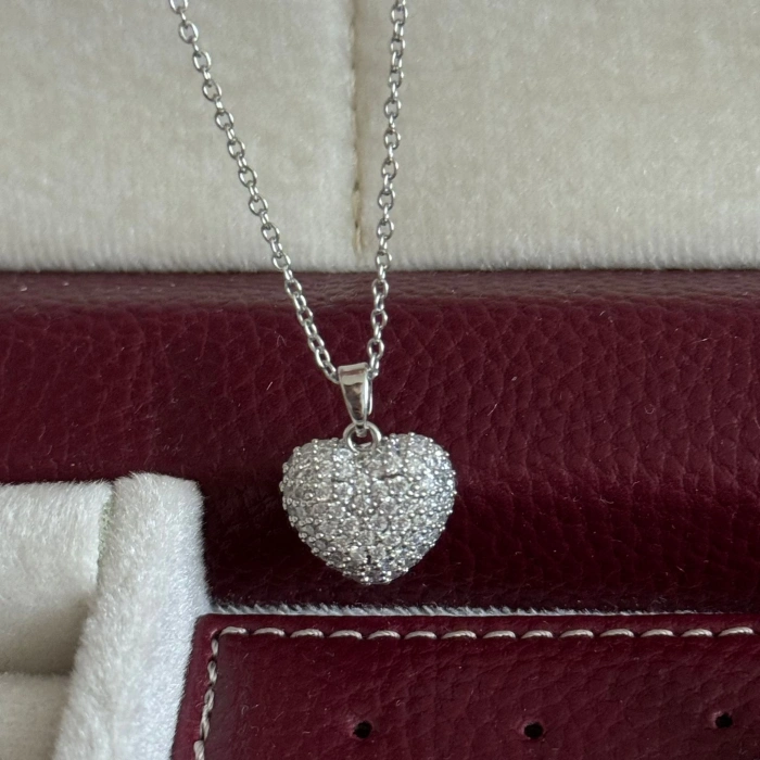 Kalpli Taşlı Zarif Kolye