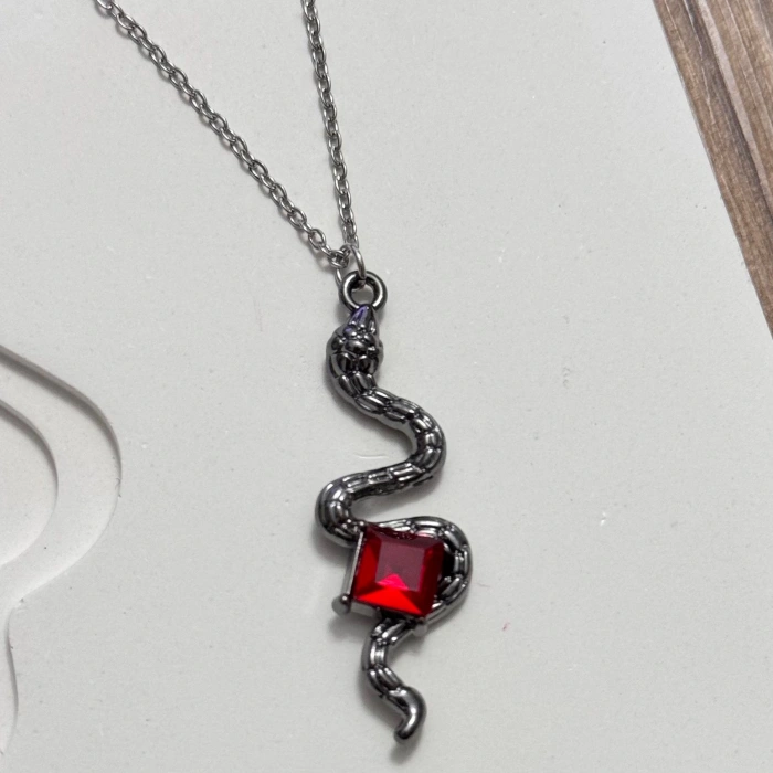 Yılan Kırmızı Detay Kolye