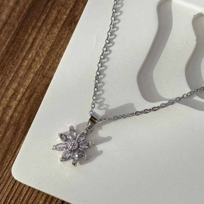 Beyaz Çiçek Minimal Kolye