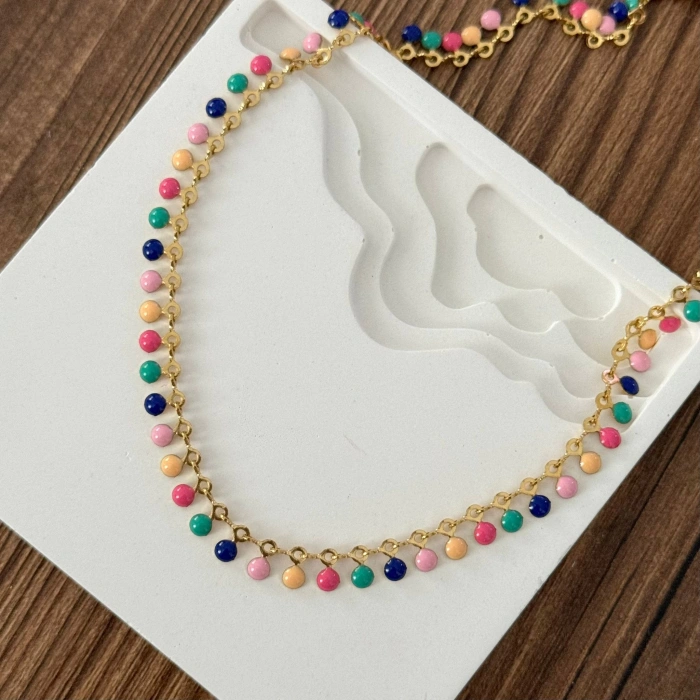 Renkli Temalı Sallantılı Taşlı Kolye