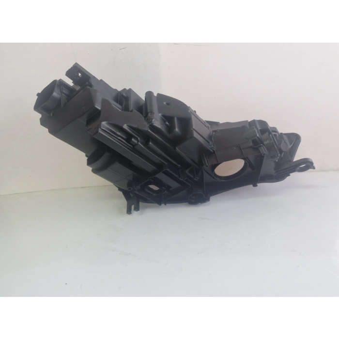 AUDİ A4 B9 SOL FAR KASASI SIFIR 2016-2019