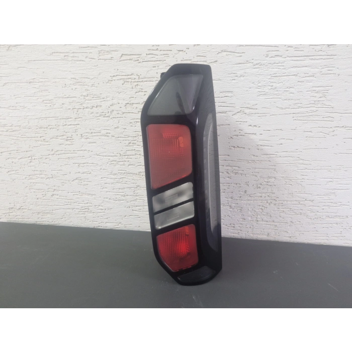 FORD CUSTOM SAĞ ARKA STOP LAMBASI KIRMIZI/BEYAZ DUYSUZ 2023-2025 SIFIR AYARINDA