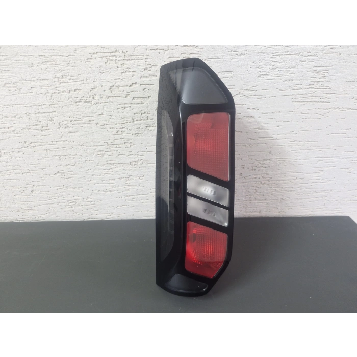 FORD CUSTOM SOL ARKA STOP LAMBASI KIRMIZI/BEYAZ DUYSUZ 2023-2025 SIFIR AYARINDA