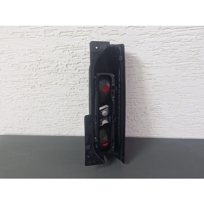 FORD CUSTOM SOL ARKA STOP LAMBASI KIRMIZI/BEYAZ DUYSUZ 2023-2025 SIFIR AYARINDA