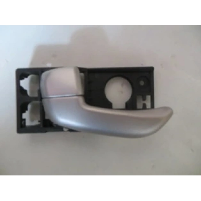 HYUNDAI I10- 08/11; ÖN KAPI İÇ AÇMA KOLU SOL GÜMÜŞ GRİ