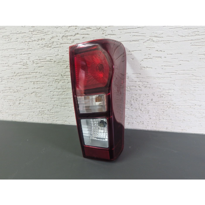 İSUZU D-MAX SAĞ ARKA STOP LAMBASI LEDSİZ SIFIR 2012-2016