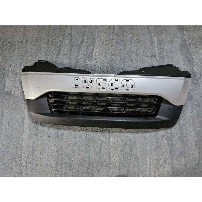 İVECO DAİLY ÖN PANJUR LOGO YUVALI 2011-2014 SIFIR AYARINDA