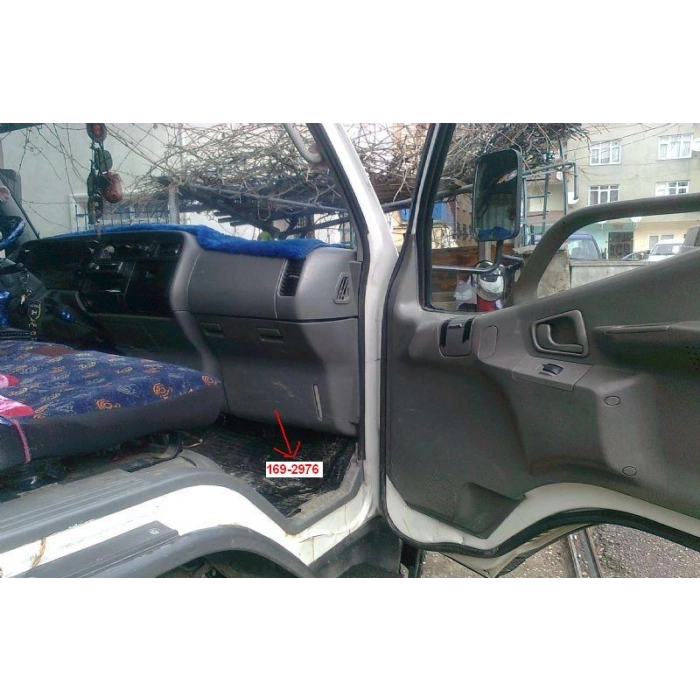 MITSUBISHI CANTER- FE515- 98/06; CAM SU BİDONU TORPİDO ALT KAPAĞI SAĞ (TW)