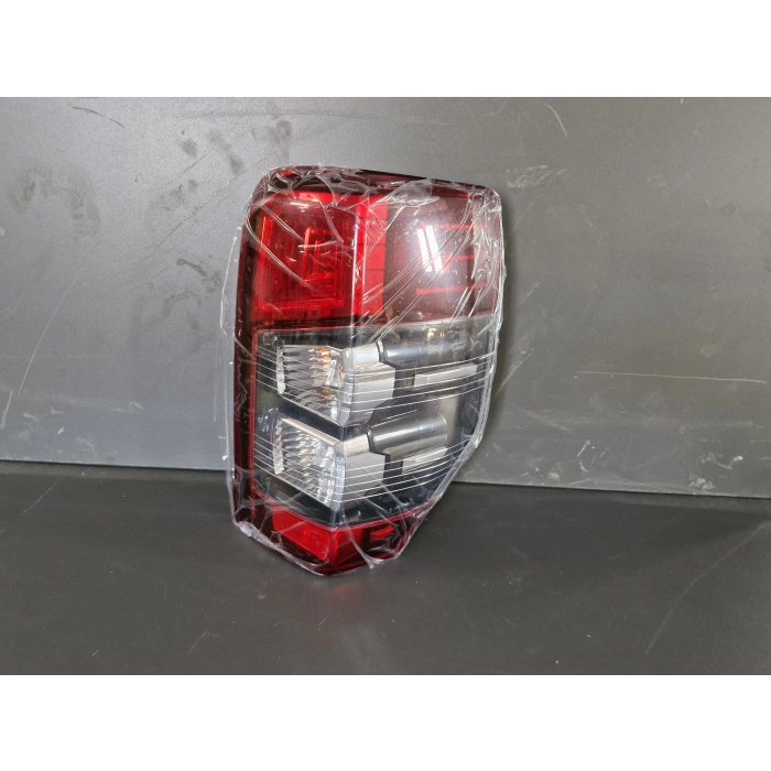 MİTSUBİSHİ L200 SAĞ STOP LAMBASI LEDSİZ DUYLU SIFIR 2019-2021