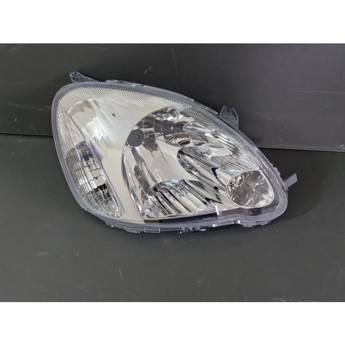 TOYOTA YARİS SAĞ ÖN FAR MANUEL MOTORSUZ SIFIR 2003-2005