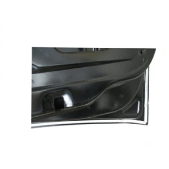 FORD FOCUS- SD/HB- 05/07; ÖN KAPI KOMPLE SOL SİYAH BAND DELİKSİZ (İCELİ/ÇEKOMASTİKLİ) (BFN)