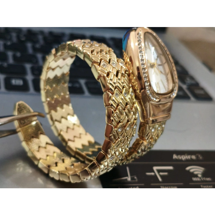 Altın Renk Taş Kaplama Beyaz Kadran Yılan Saat Dolamalı Saat