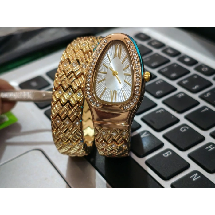 Altın Renk Taş Kaplama Beyaz Kadran Yılan Saat Dolamalı Saat