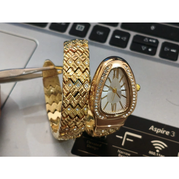 Altın Renk Taş Kaplama Beyaz Kadran Yılan Saat Dolamalı Saat