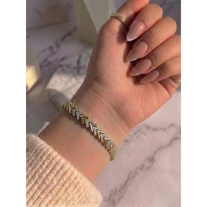 V Desenli Modernist Taşlı Gold Bileklik