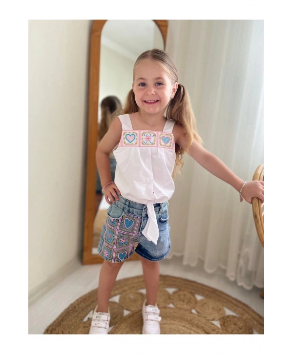 KIZ ÇOCUK NAKIŞ İŞLEMELİ KOT ŞORT VE NAKIŞ İŞLEMELİ ASKILI BEYAZ BLUZ