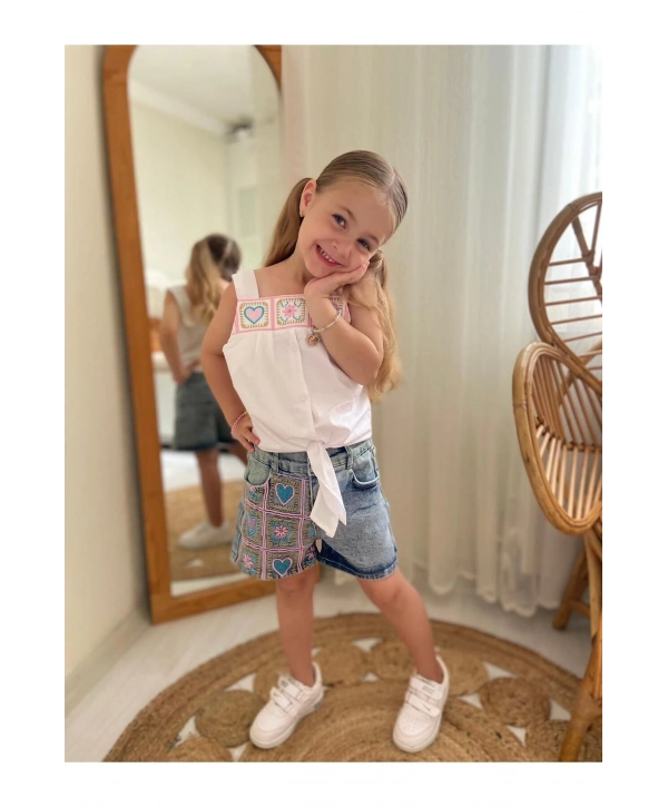 KIZ ÇOCUK NAKIŞ İŞLEMELİ KOT ŞORT VE NAKIŞ İŞLEMELİ ASKILI BEYAZ BLUZ