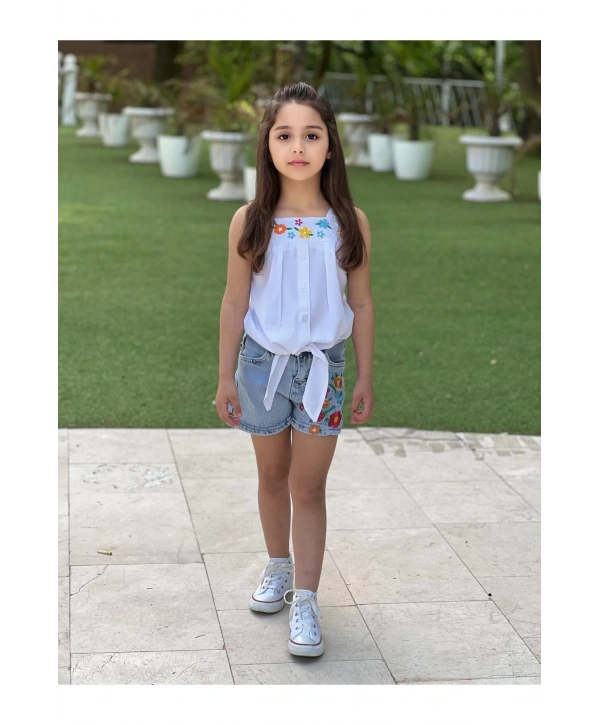 KIZ ÇOCUK ÇİÇEK NAKIŞ İŞLEMELİ KOT ŞORT VE NAKIŞ İŞLEMELİ ASKILI BEYAZ BLUZ