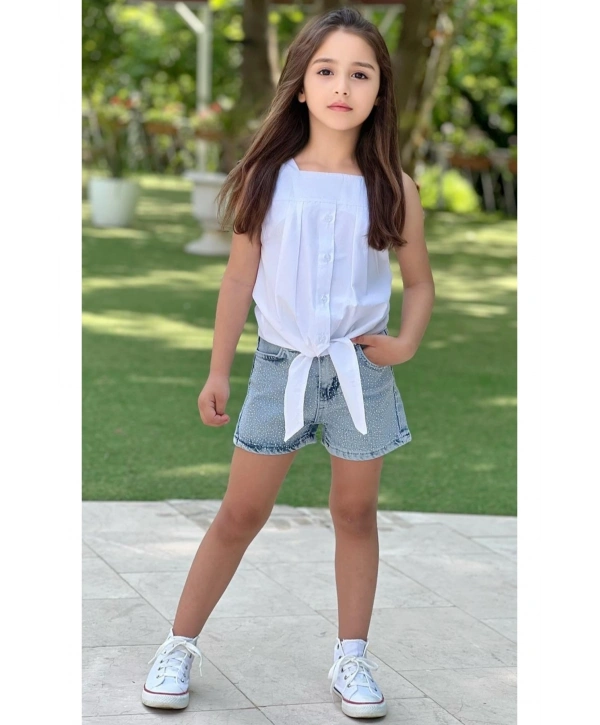 KIZ ÇOCUK TAŞLI KOT ŞORT VE ASKILI BEYAZ BLUZ (BİR BEDEN BÜYÜK TERCİH EDİLEBİLİR)