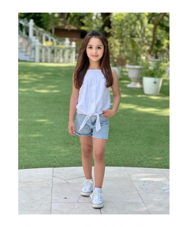 KIZ ÇOCUK TAŞLI KOT ŞORT VE ASKILI BEYAZ BLUZ (BİR BEDEN BÜYÜK TERCİH EDİLEBİLİR)