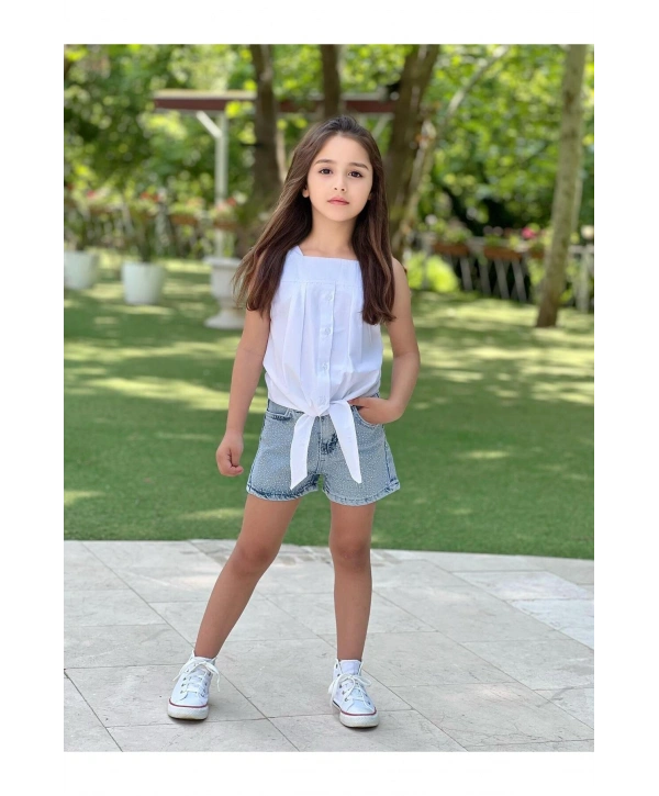 KIZ ÇOCUK TAŞLI KOT ŞORT VE ASKILI BEYAZ BLUZ (BİR BEDEN BÜYÜK TERCİH EDİLEBİLİR)