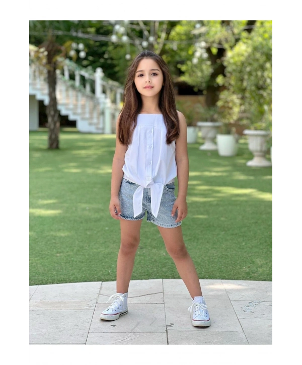 KIZ ÇOCUK TAŞLI KOT ŞORT VE ASKILI BEYAZ BLUZ (BİR BEDEN BÜYÜK TERCİH EDİLEBİLİR)