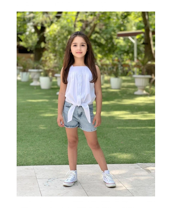KIZ ÇOCUK TAŞLI KOT ŞORT VE ASKILI BEYAZ BLUZ (BİR BEDEN BÜYÜK TERCİH EDİLEBİLİR)