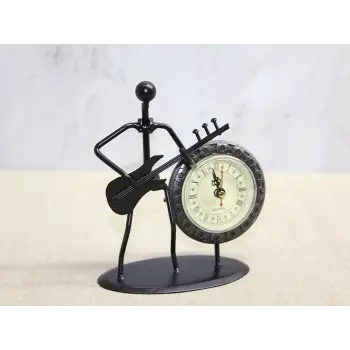 Metal Saatli Gitar Çalan Müzisyen Alk4334