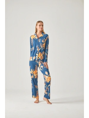MAVİ İRİ ÇİÇEK DESENLİ ÖNDEN DÜĞMELİ PİJAMA TAKIMI