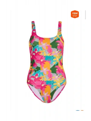 DESENLİ GENÇ KIZ MAYO