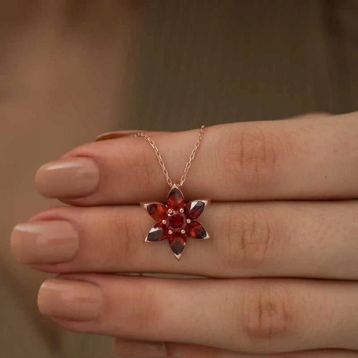 925 Ayar Gümüş Kırmızı Çiçek Kadın Gümüş Kolye