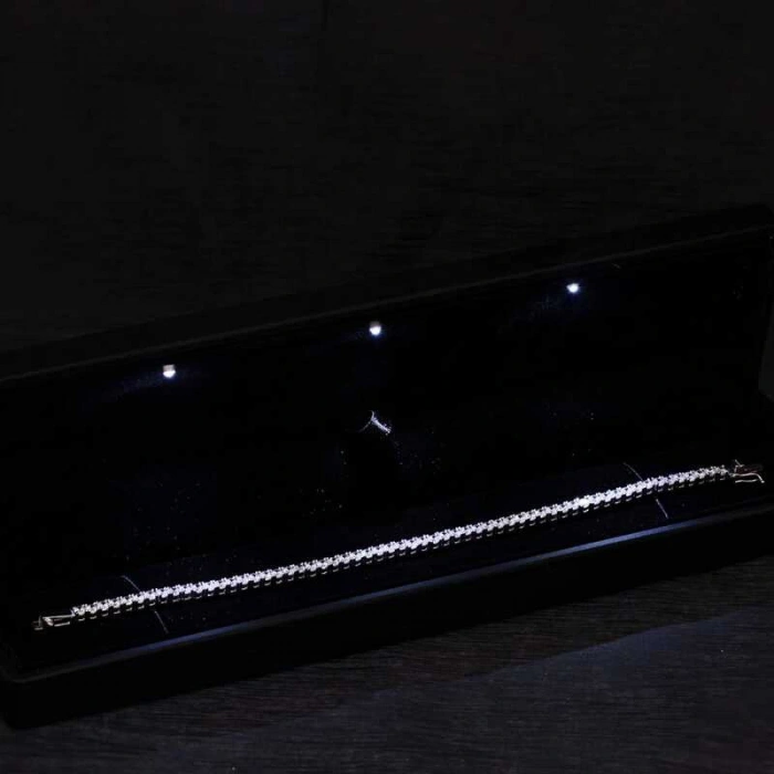 Gümüş Işıklı Kutulu 4 mm Beyaz Taşlı Su Yolu Kadın Bileklik