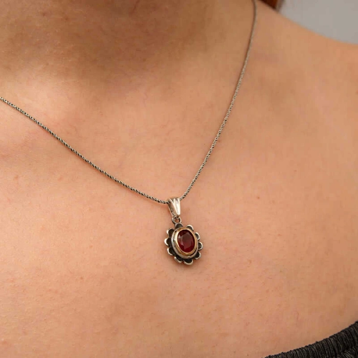 Gümüş Kırmızı Taşlı Çiçek Model Kadın Kolye