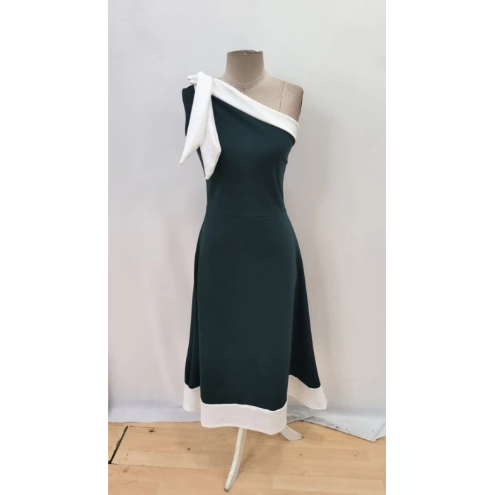 MDB Kadın Tek Omuzu Açık Omuzlardan Kurdela Detaylı çift Renkli Ithal Krep Elbise