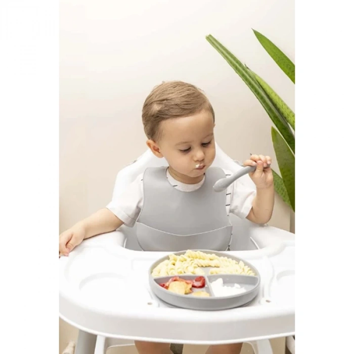 MDB Gri 3’lü Silikon Yemek Seti – Önlük + Diş Kaşıyıcılı Kaşık + Vakumlu Tabak