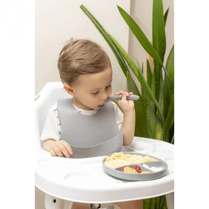 MDB Gri 3’lü Silikon Yemek Seti – Önlük + Diş Kaşıyıcılı Kaşık + Vakumlu Tabak