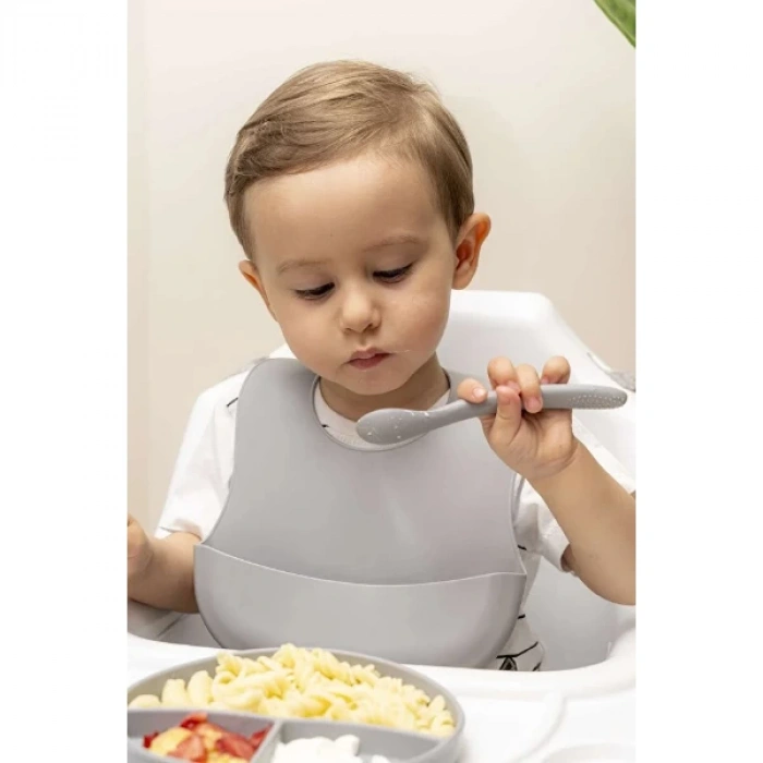 MDB Gri 3’lü Silikon Yemek Seti – Önlük + Diş Kaşıyıcılı Kaşık + Vakumlu Tabak