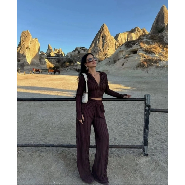 MDB Kadın Uzun Kollu Parmak Geçme Ve Fermuar Detay Kısa Ceket Ve İspanyol Paça Pantolon Ikili Takim