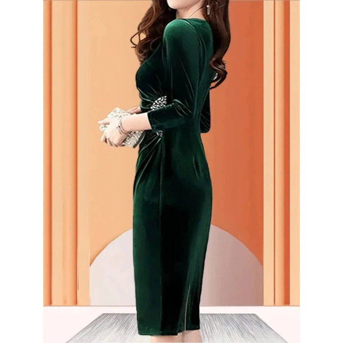 MDB Kadın Uzun Kollu Yakası Açık Yanlardan Büzgülü Taş Detaylı Midi Kadife Elbise