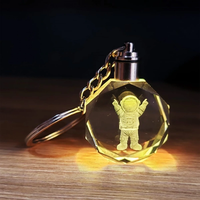 MDB Mutlu Astronot Tasarımlı Renk Değiştiren Anahtarlık