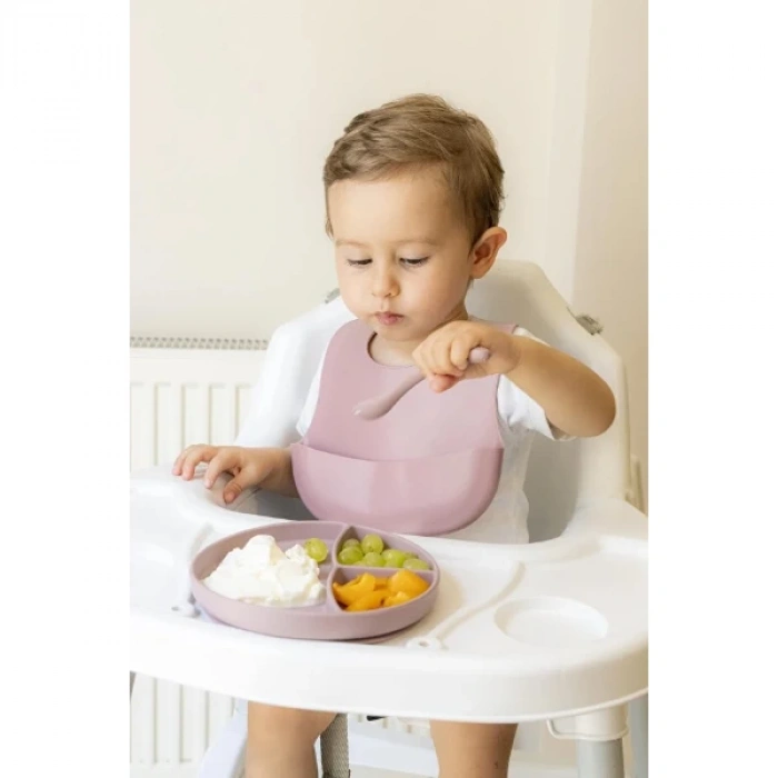 MDB Pembe 3’lü Silikon Yemek Seti – Önlük + Diş Kaşıyıcılı Kaşık + Vakumlu Tabak