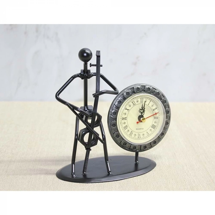 Metal Saatli Keman Çalan Müzisyen