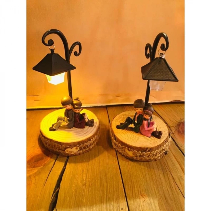 Sokak Lambası Altındaki Sevgili Çift Işıklı Biblo