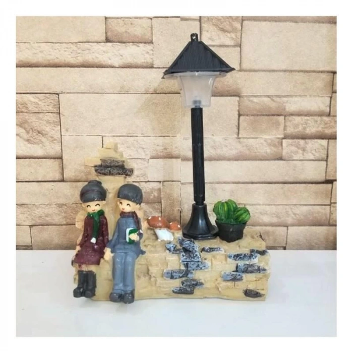 Taş Duvar Üstünde Oturan Sevgili Çift Işıklı Biblo