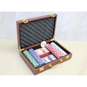 Deri Çantalı 200 Chip Ve 2 Adet İskambil Kağitına Sahip Poker Oyunu