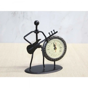 Metal Saatli Gitar Çalan Müzisyen