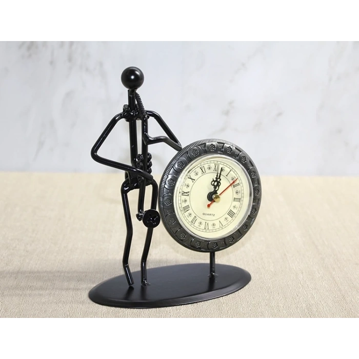 Metal Saatli Saksafon Çalan Müzisyen Alk4335