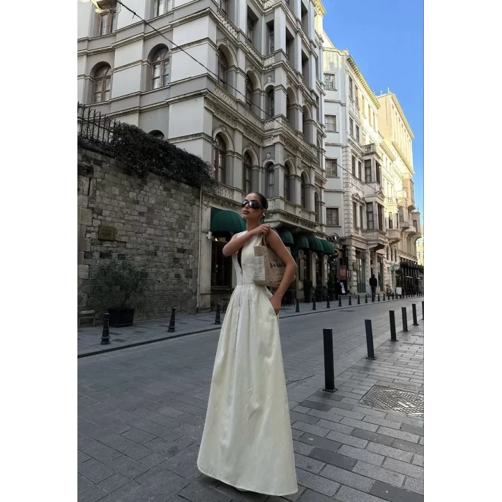 Dik Yuvarlak Yaka Önden Fermuarlı Sifir Kol Beli Oturtmalı Kolsuz Cepli Çan Etekli Uzun Elbise - Beyaz