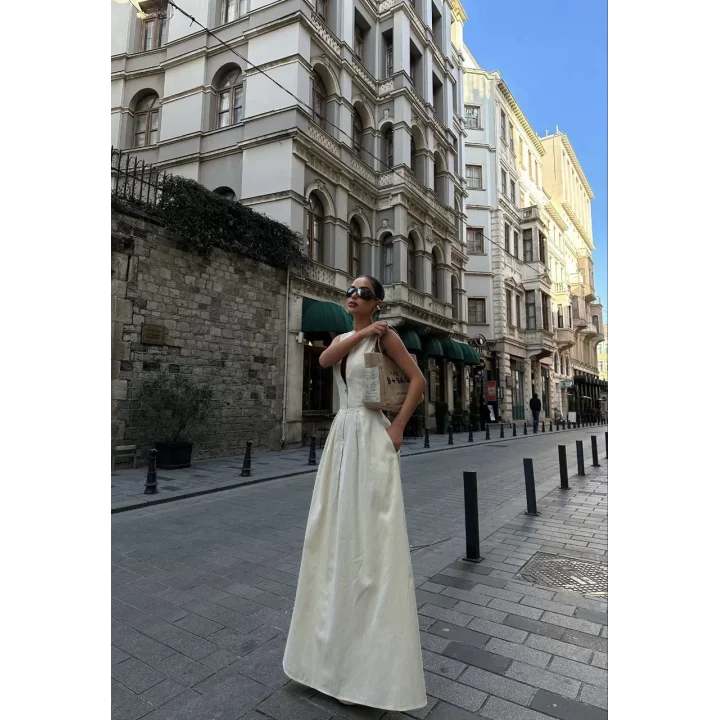 Dik Yuvarlak Yaka Önden Fermuarlı Sifir Kol Beli Oturtmalı Kolsuz Cepli Çan Etekli Uzun Elbise - Beyaz
