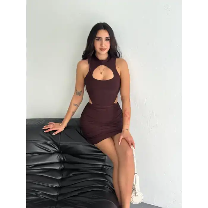 Göğüs ve Yanlar dekolteli Kolsuz Boy Elbise - Kahverengi